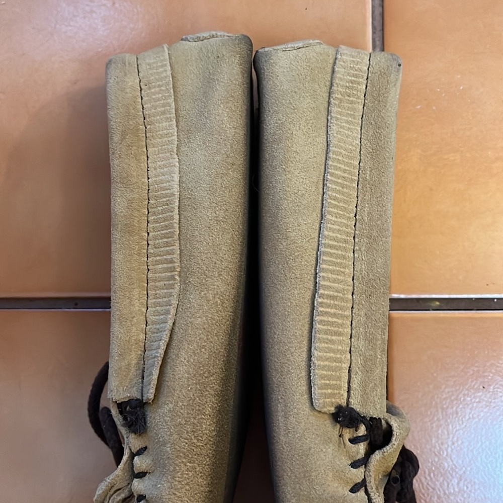 Minnetonka suede moccasins w thunderbird beading. - Picture 4 of 5